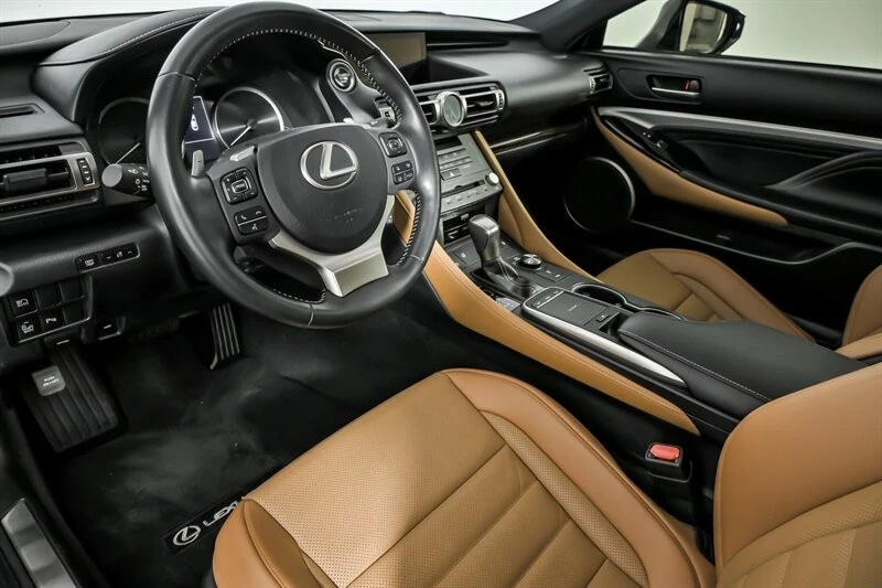 2020 Lexus RC - Image 19 of 21