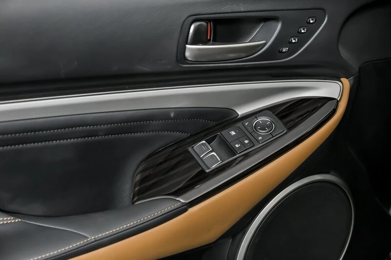 2020 Lexus RC - Image 17 of 21
