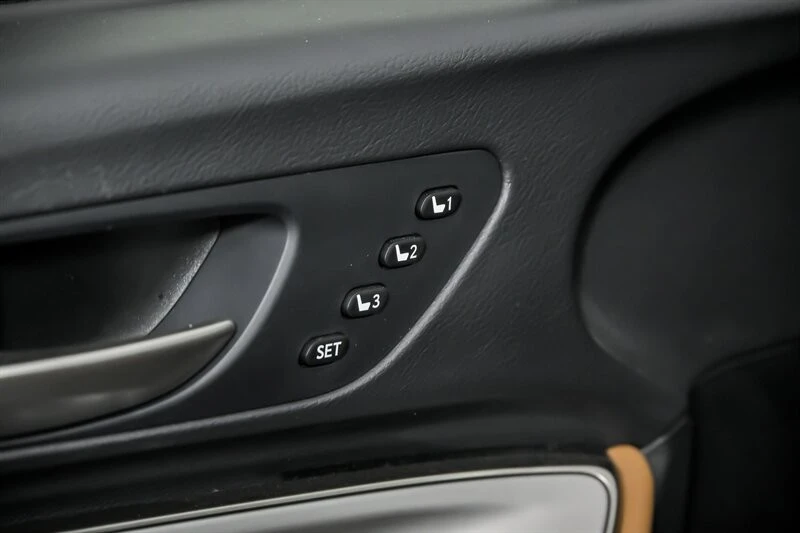 2020 Lexus RC - Image 18 of 21