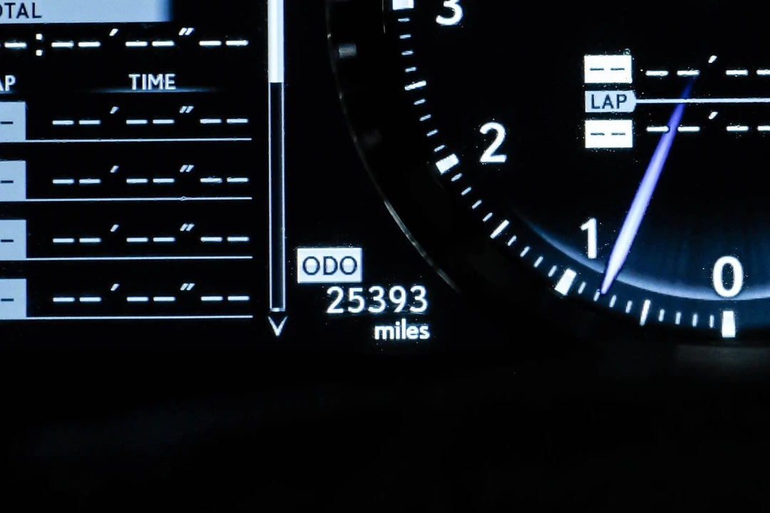 2020 Lexus RC F - Image 25 of 31