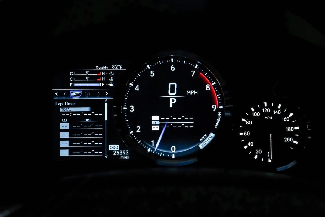 2020 Lexus RC F - Image 24 of 31