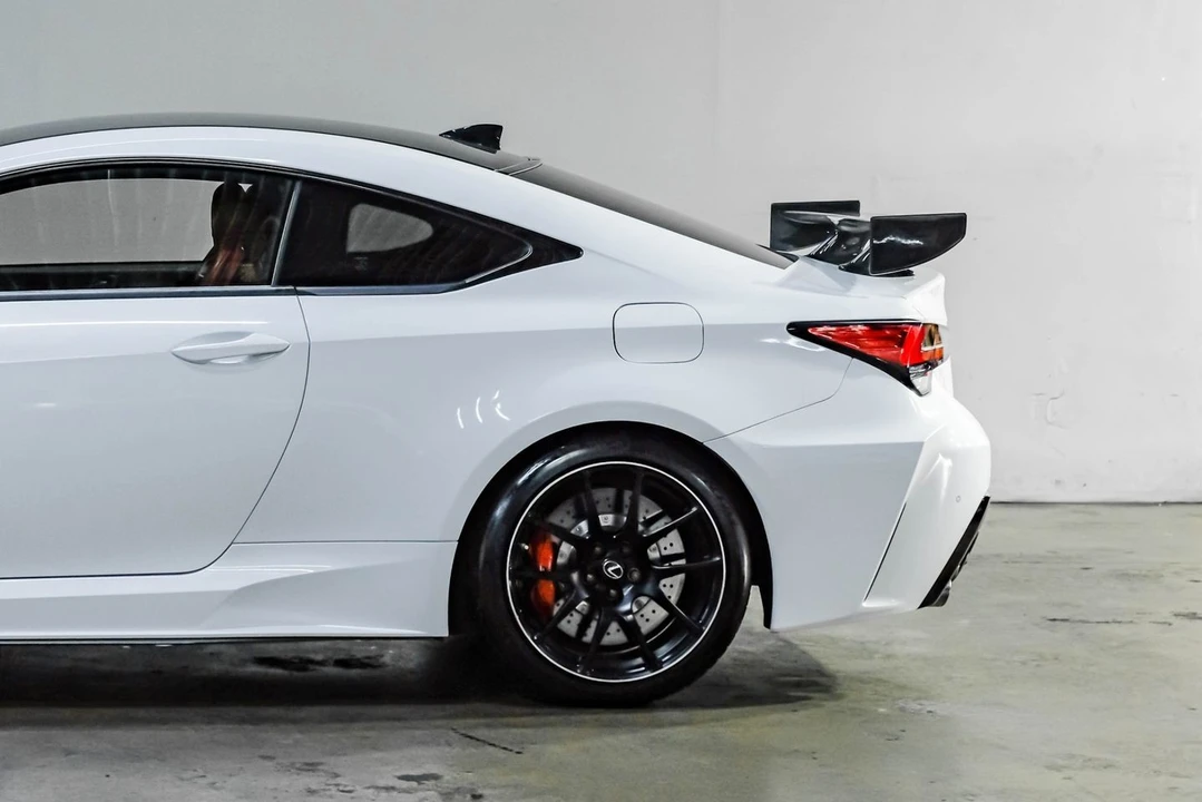 2020 Lexus RC F - Image 18 of 31