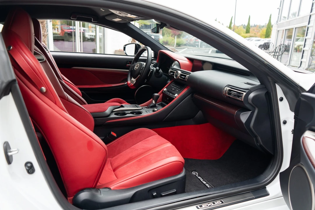 2020 Lexus RC F - Image 28 of 31