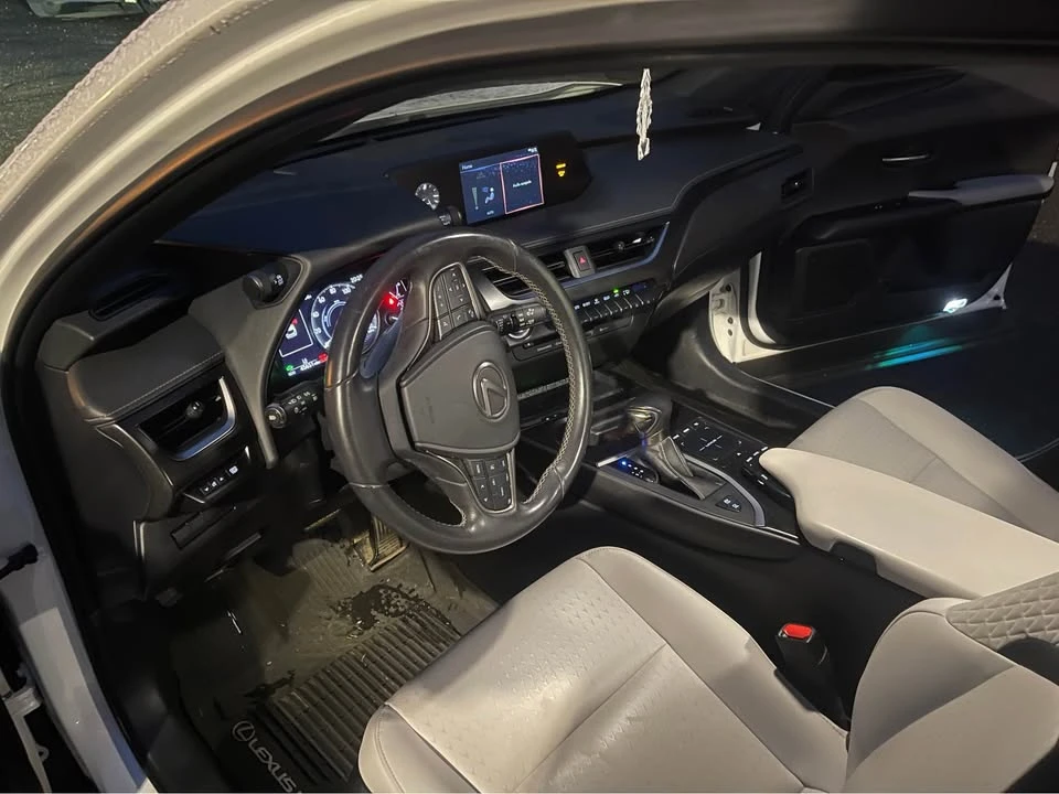 2020 Lexus - Image 10 of 17