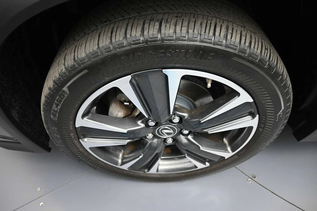 2020 Lexus - Image 13 of 31
