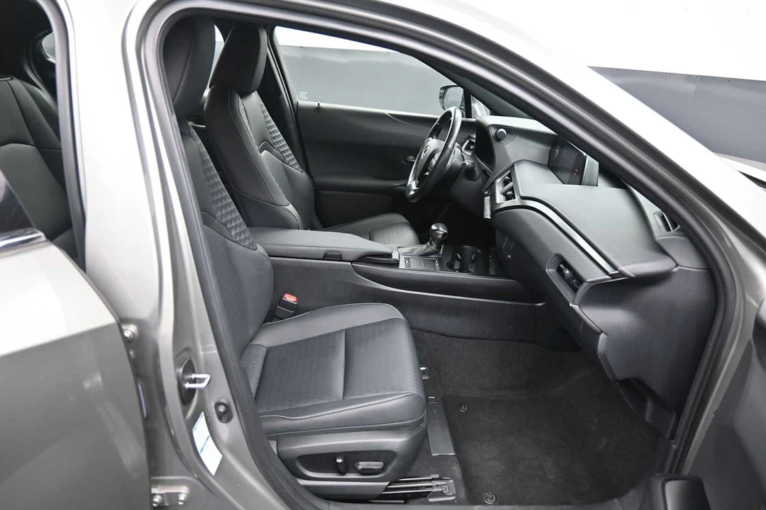 2020 Lexus - Image 24 of 31