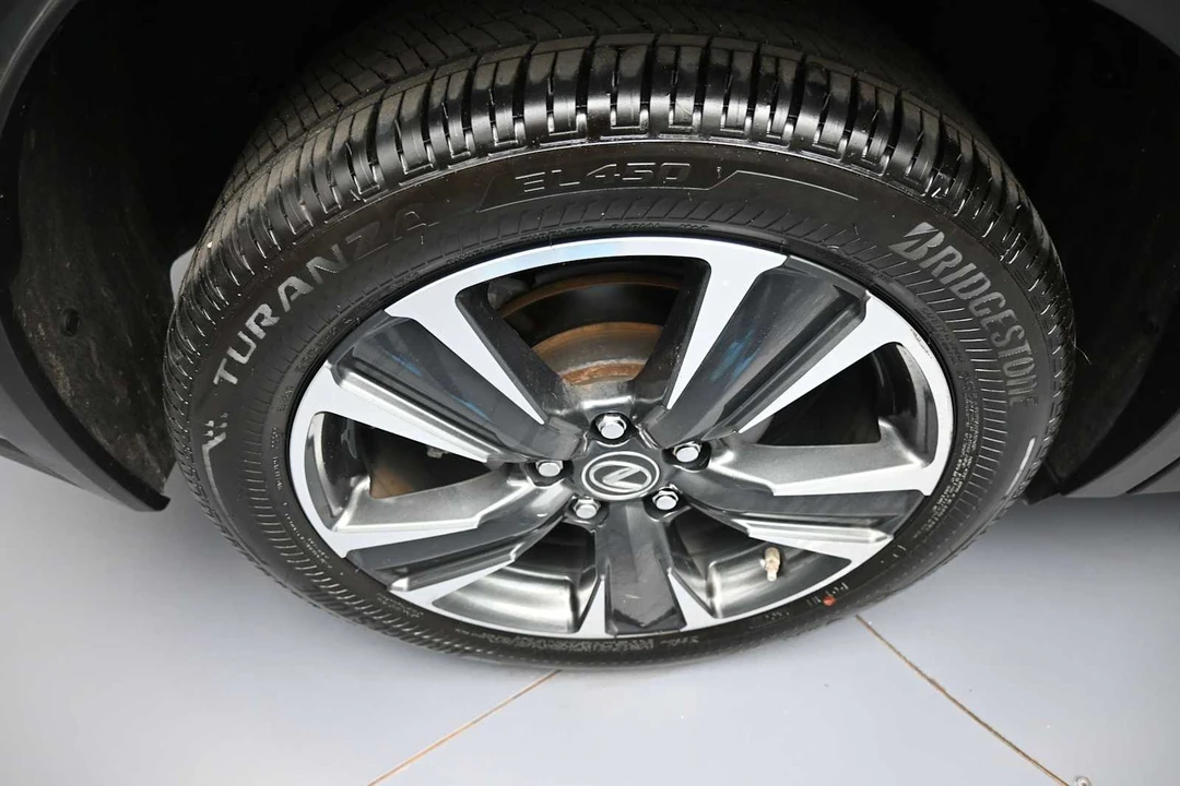 2020 Lexus - Image 11 of 31