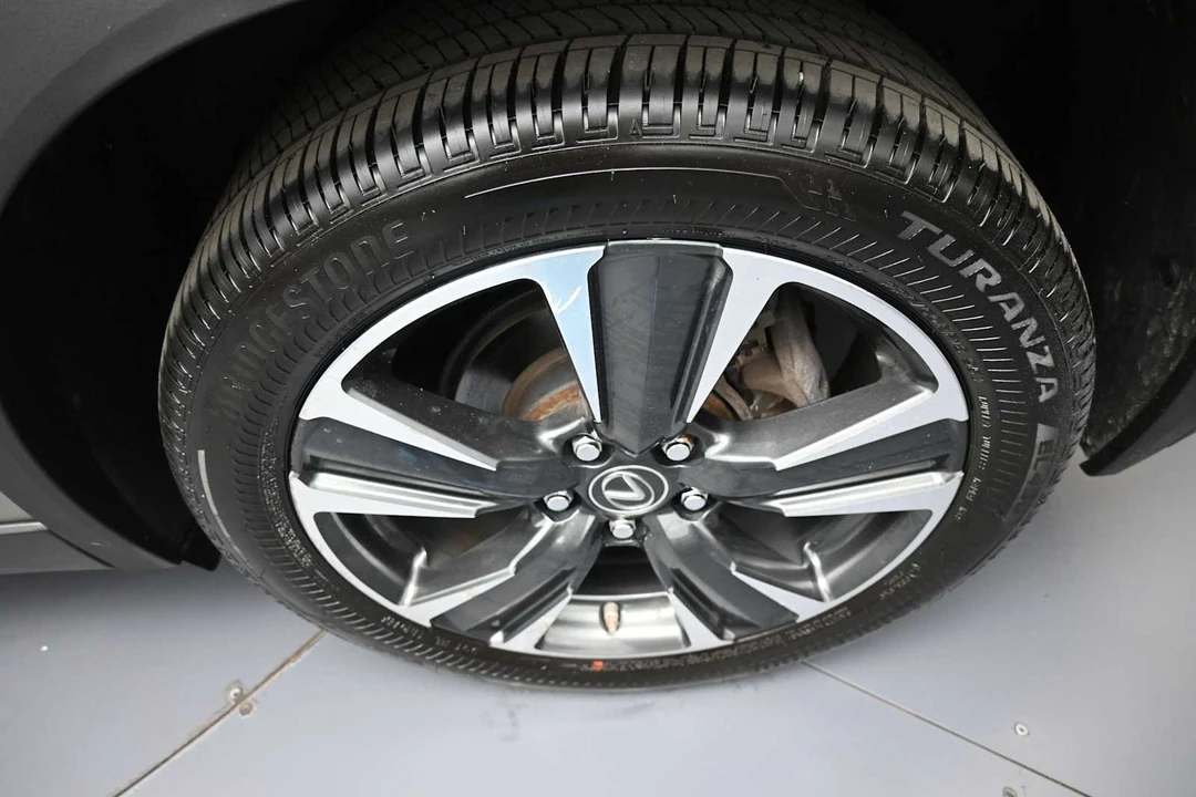 2020 Lexus - Image 14 of 31
