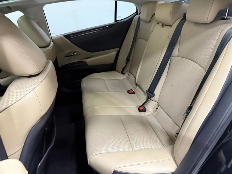 2020 Lexus ES 7th Gen - Image 17 of 20
