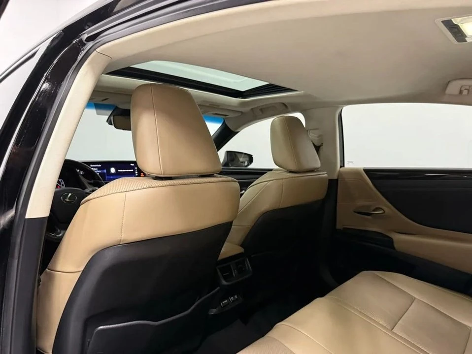 2020 Lexus ES 7th Gen - Image 15 of 20