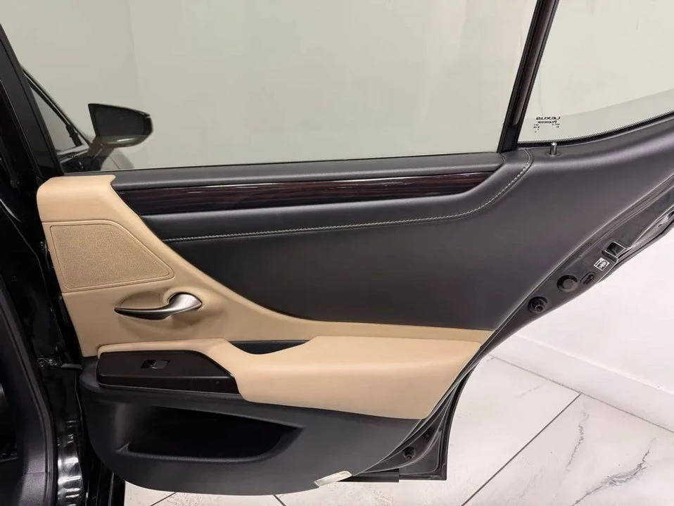2020 Lexus ES 7th Gen - Image 18 of 20