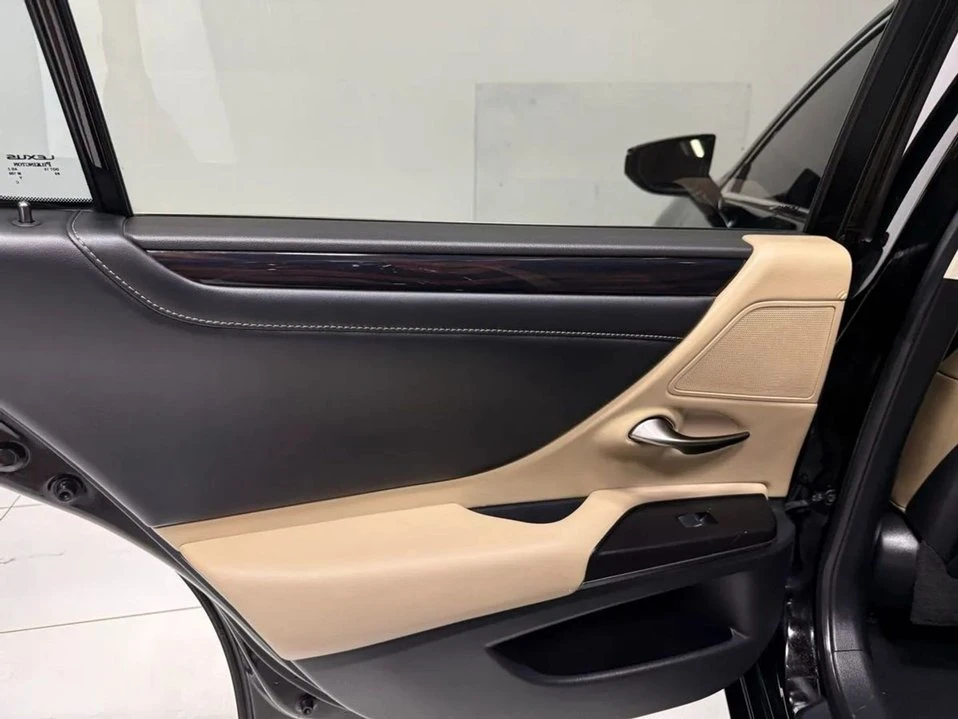 2020 Lexus ES 7th Gen - Image 14 of 20