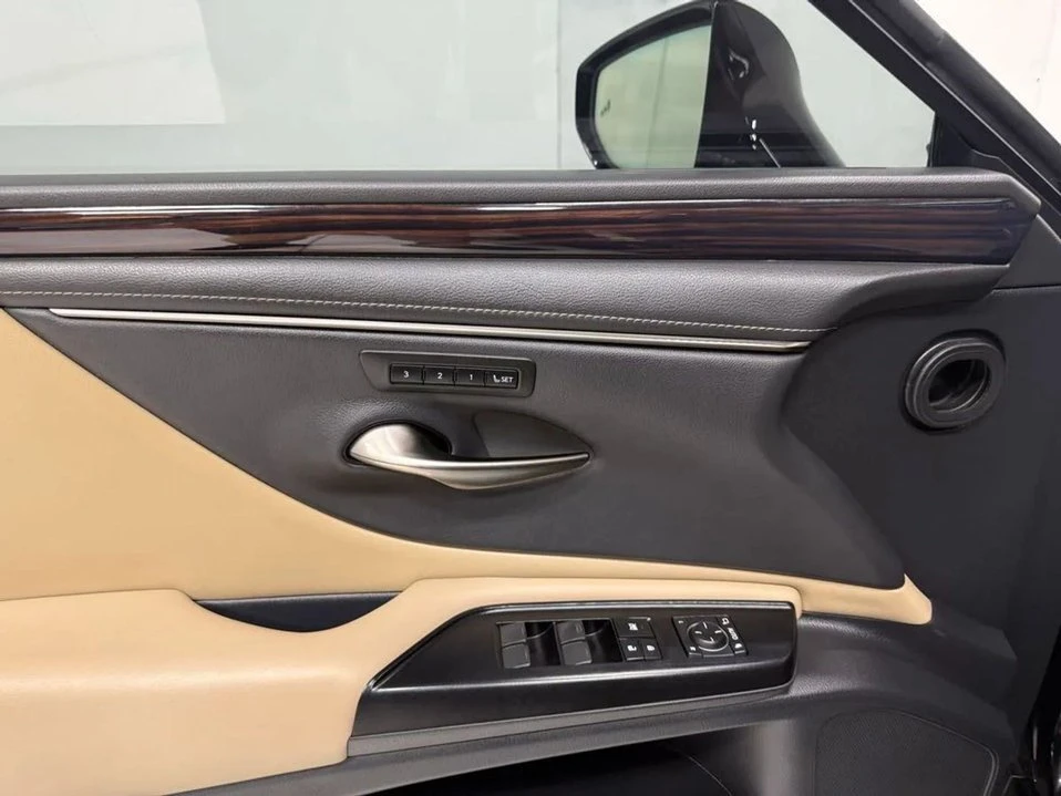 2020 Lexus ES 7th Gen - Image 10 of 20
