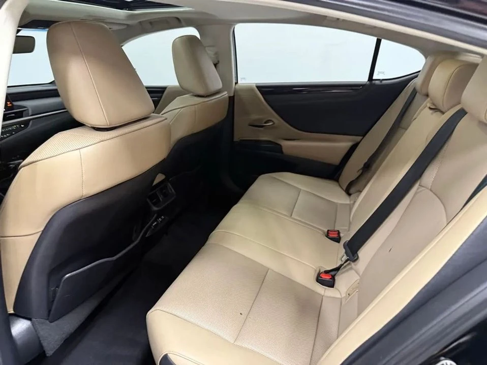2020 Lexus ES 7th Gen - Image 16 of 20