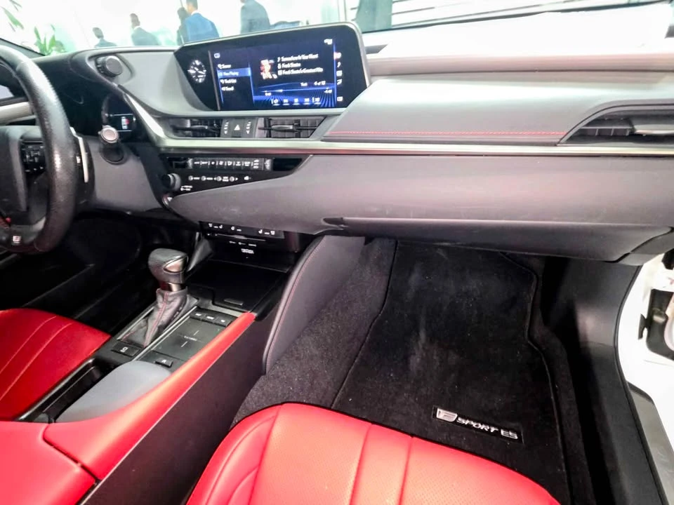 2020 Lexus ES 7th Gen - Image 6 of 10