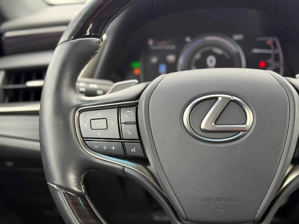 2020 Lexus ES 7th Gen - Image 11 of 17