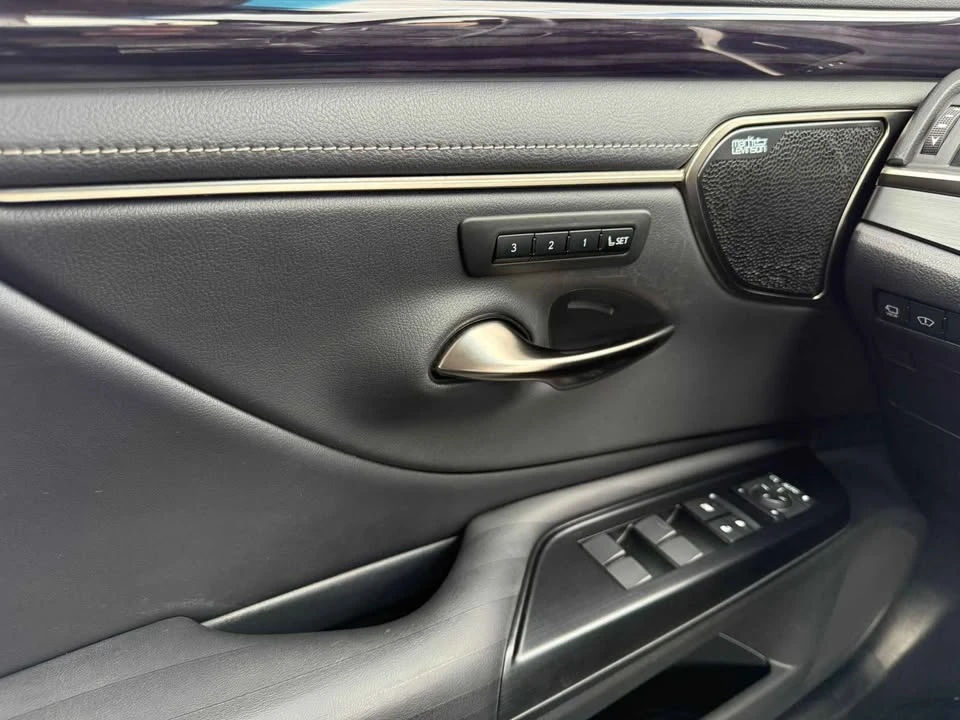 2020 Lexus ES 7th Gen - Image 12 of 17