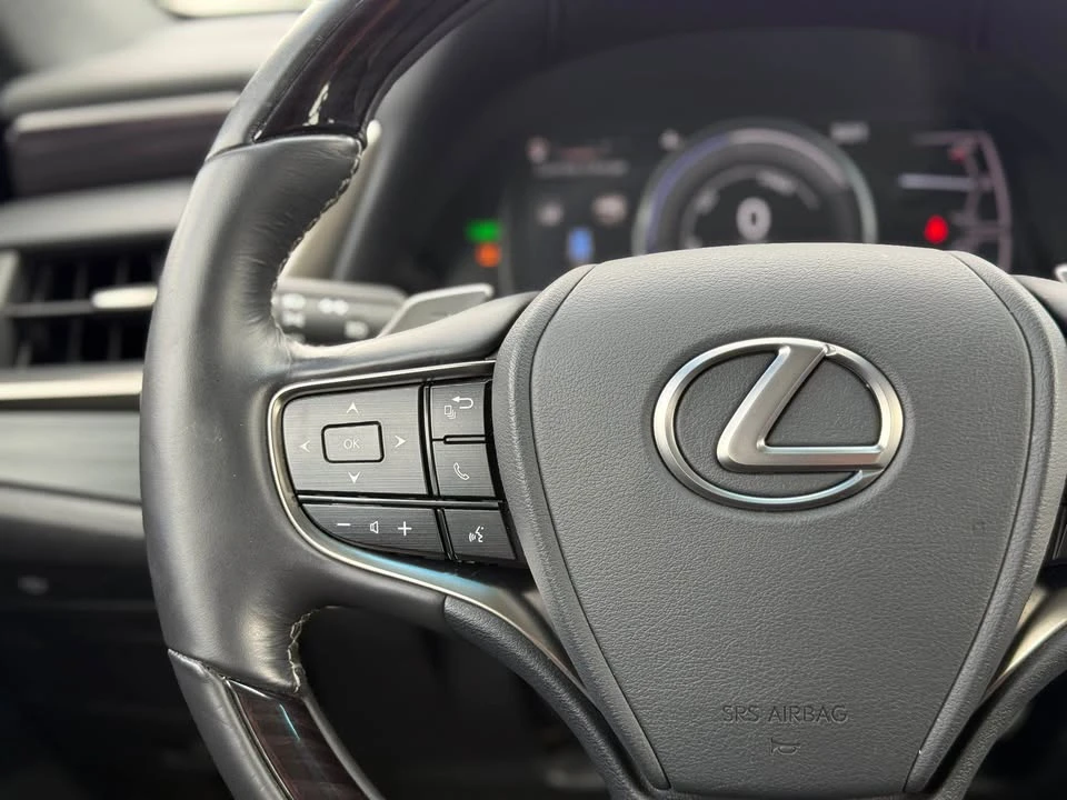 2020 Lexus ES 7th Gen - Image 12 of 19