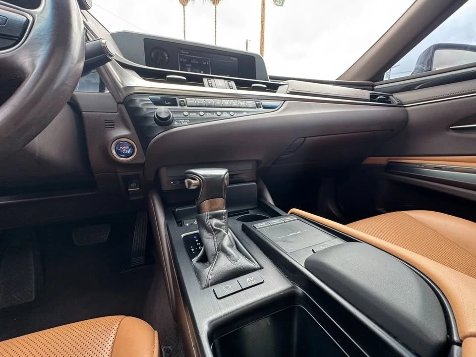 2020 Lexus ES 7th Gen - Image 16 of 20