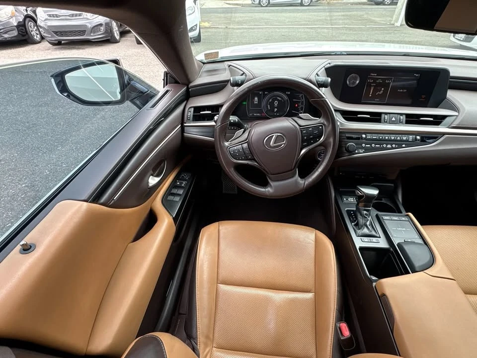 2020 Lexus ES 7th Gen - Image 11 of 20