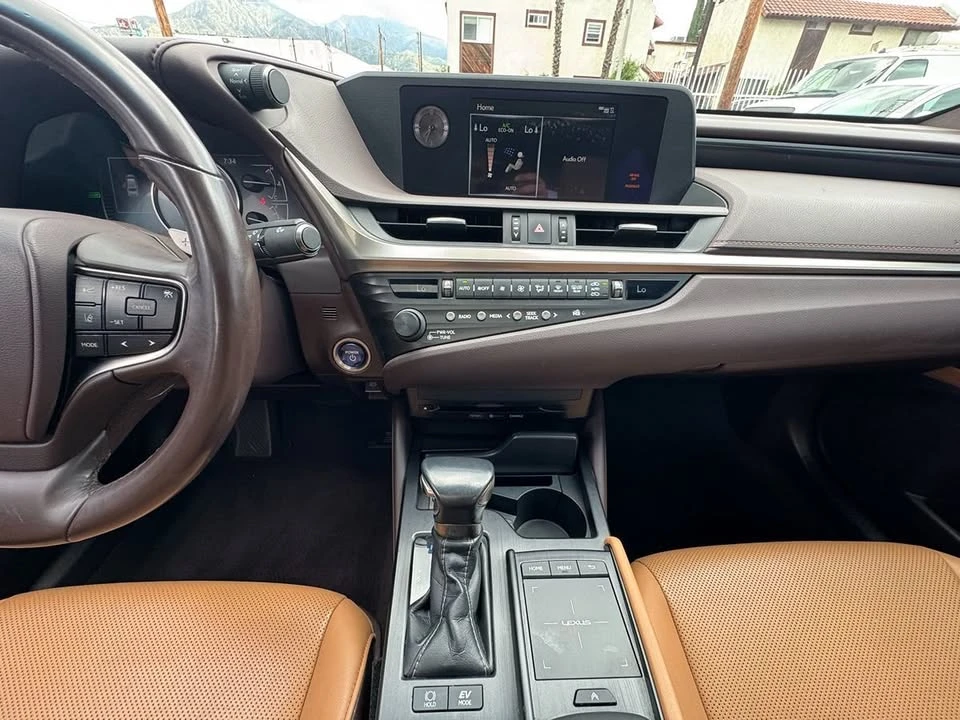 2020 Lexus ES 7th Gen - Image 17 of 20