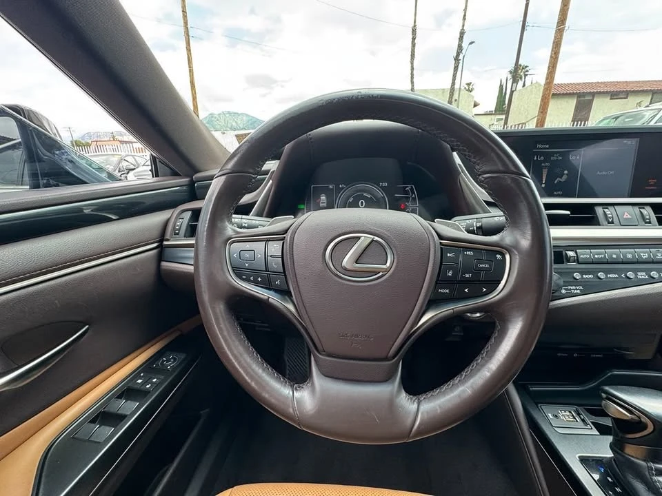 2020 Lexus ES 7th Gen - Image 13 of 20