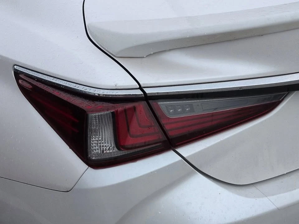 2020 Lexus ES 7th Gen - Image 9 of 12