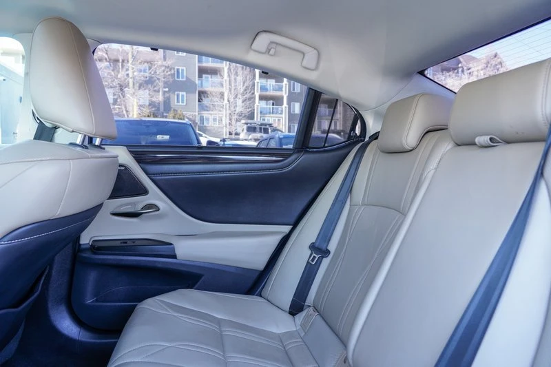 2020 Lexus ES 7th Gen - Image 16 of 19