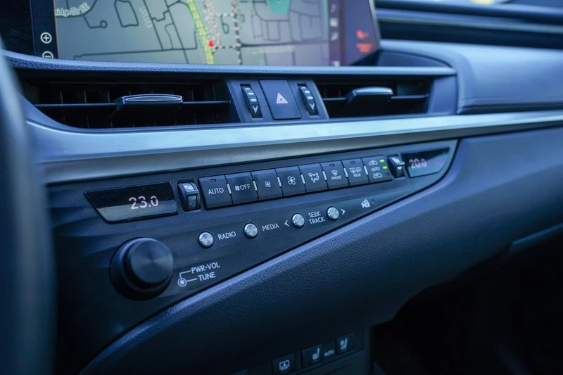 2020 Lexus ES 7th Gen - Image 13 of 19