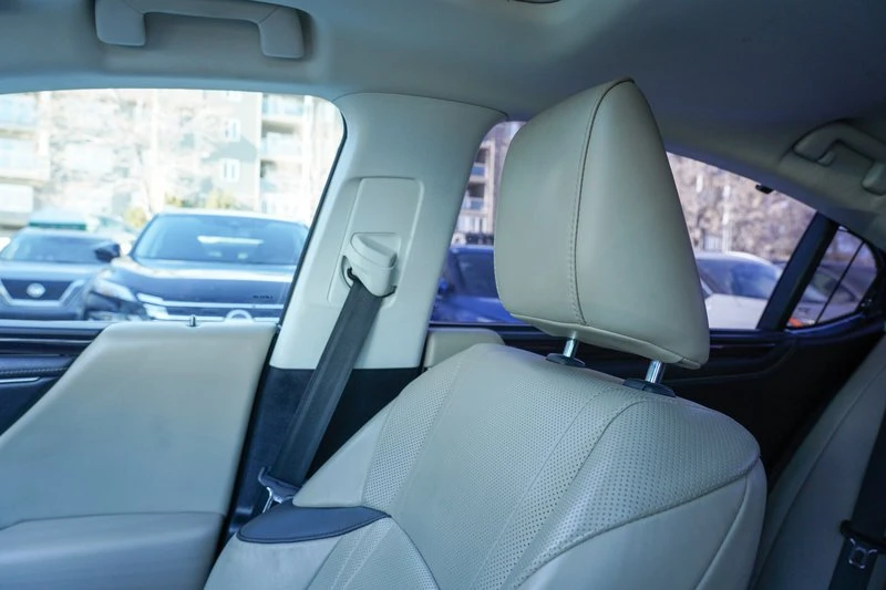 2020 Lexus ES 7th Gen - Image 15 of 19