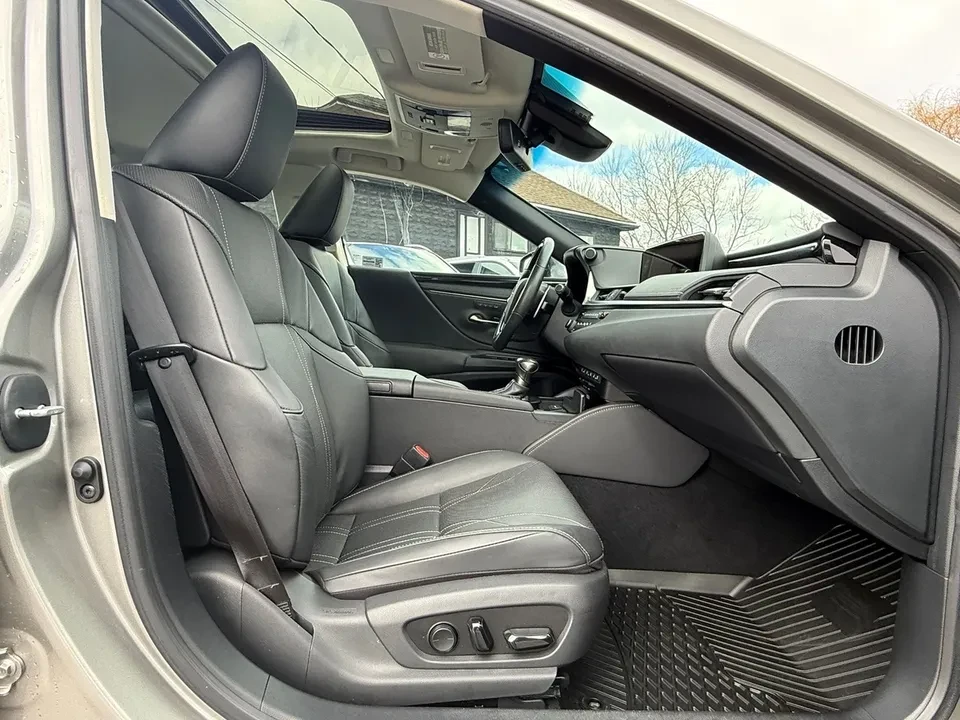2020 Lexus ES 7th Gen - Image 14 of 15