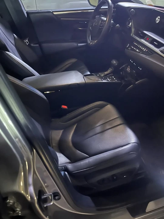 2020 Lexus ES 7th Gen - Image 6 of 7
