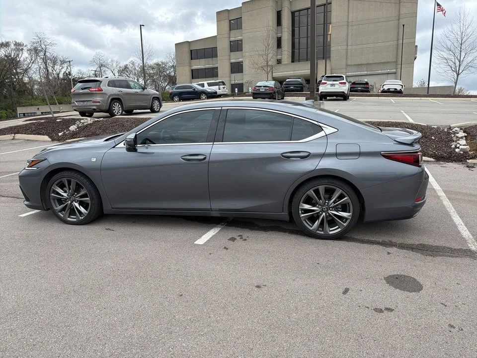 2020 Lexus ES 7th Gen - Image 8 of 10