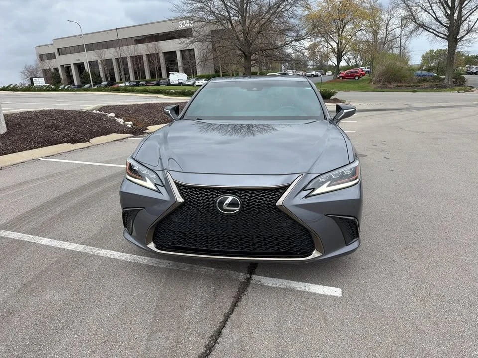 2020 Lexus ES 7th Gen - Image 2 of 10