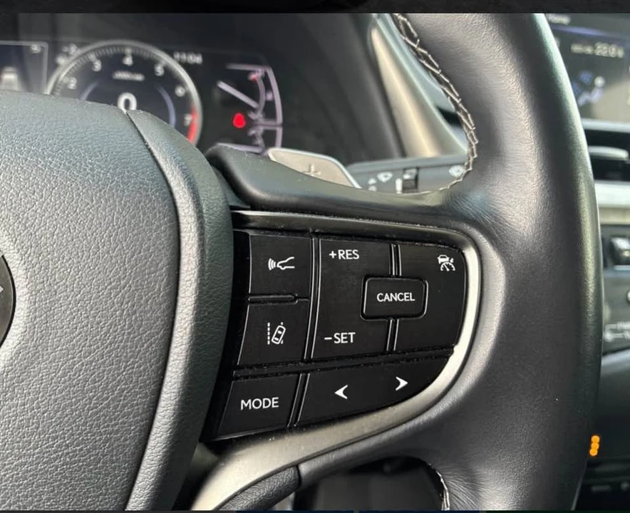 2020 Lexus ES 7th Gen - Image 15 of 19