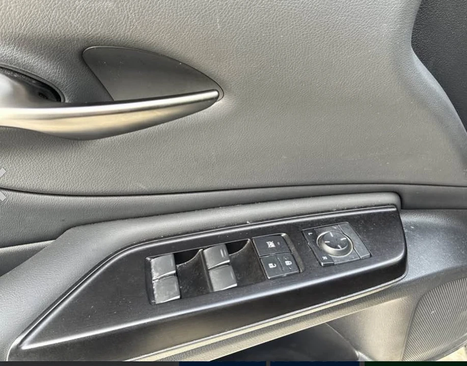 2020 Lexus ES 7th Gen - Image 12 of 19