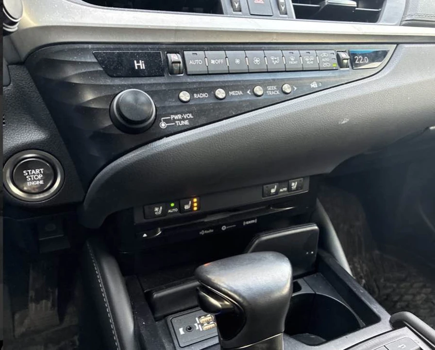 2020 Lexus ES 7th Gen - Image 16 of 19