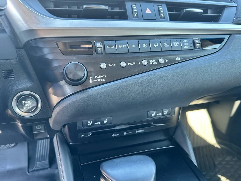 2020 Lexus ES 7th Gen - Image 9 of 15