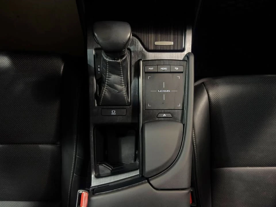 2020 Lexus ES 7th Gen - Image 11 of 15