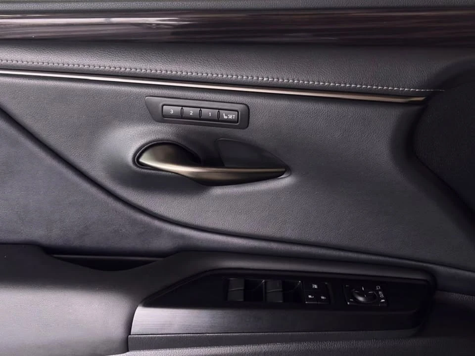 2020 Lexus ES 7th Gen - Image 5 of 15