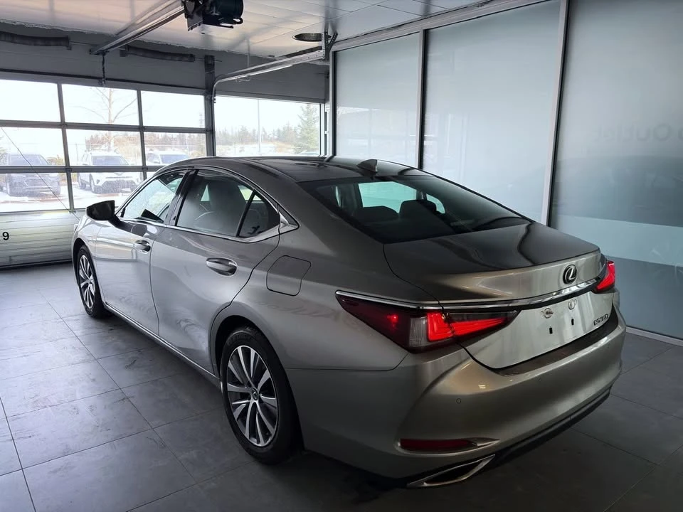 2020 Lexus ES 7th Gen - Image 2 of 15