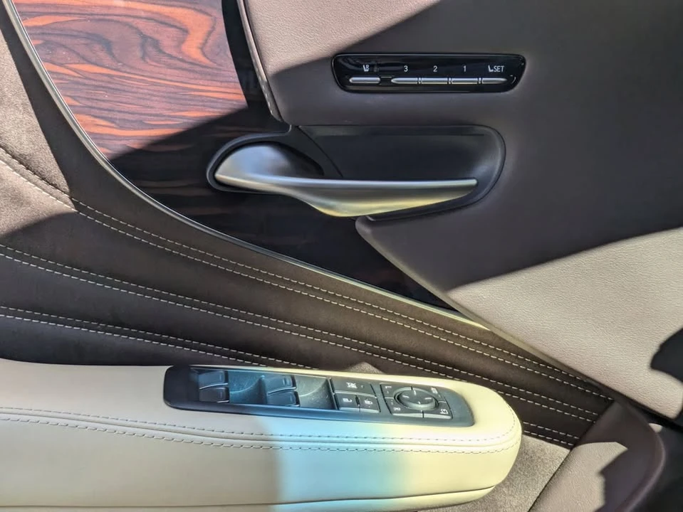 2020 Lexus LS 5th Gen - Image 17 of 18