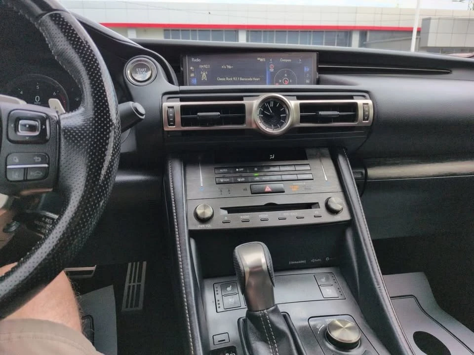 2020 Lexus RC - Image 16 of 20