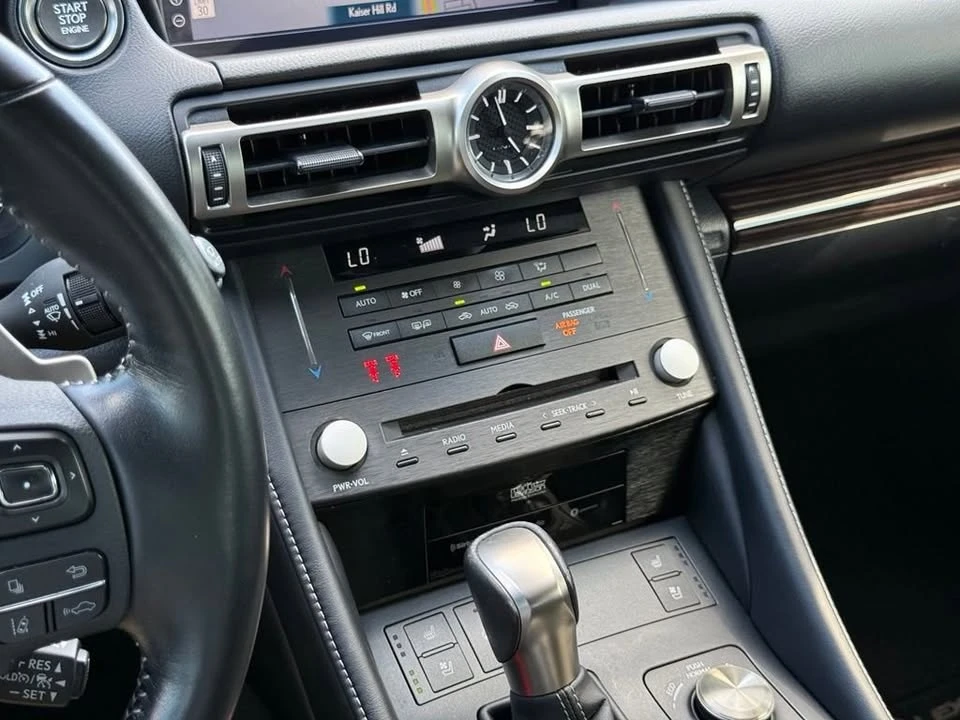 2020 Lexus RC - Image 16 of 19