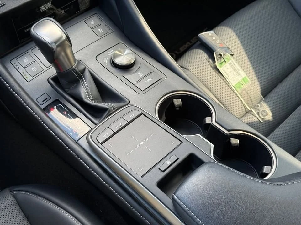 2020 Lexus RC - Image 15 of 19