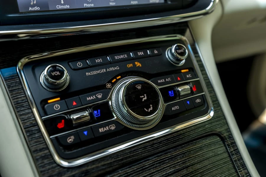 2020 Lincoln Continental 10th Gen - Image 24 of 31