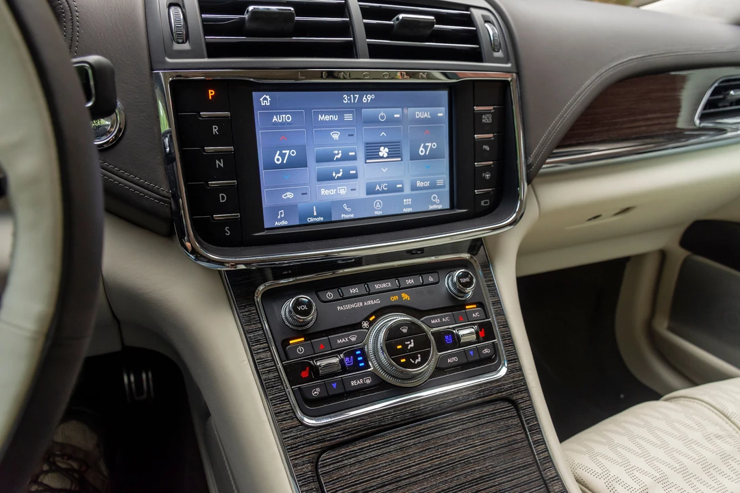 2020 Lincoln Continental 10th Gen - Image 19 of 31