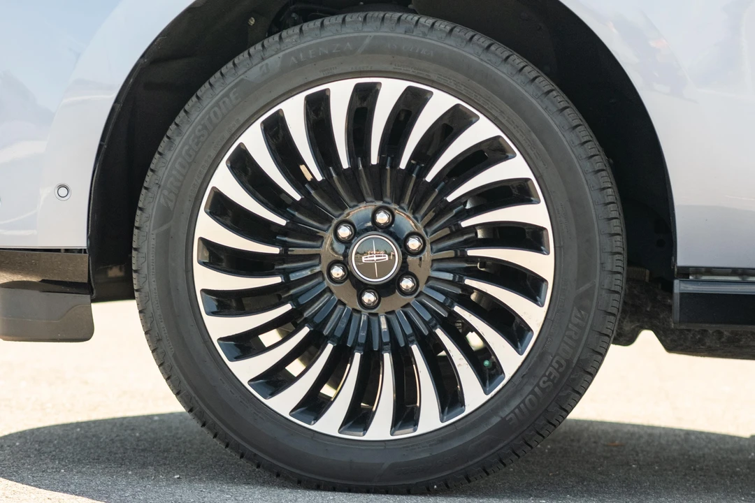 2020 Lincoln Navigator 4th Gen - Image 28 of 31