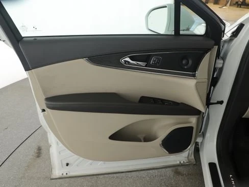 2020 Lincoln Nautilus - Image 17 of 19