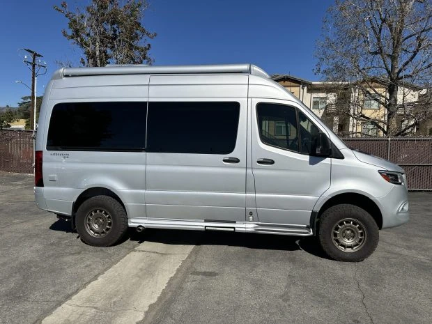 2020 Airstream - Image 3 of 8